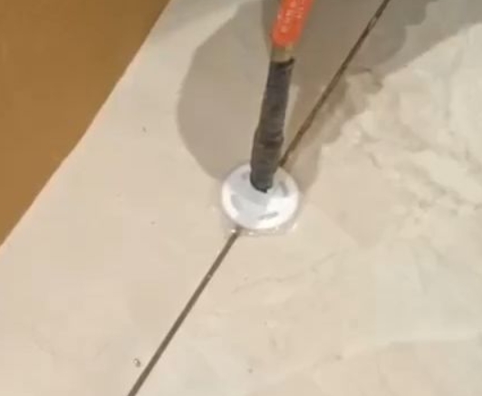 济阳瓷砖空鼓维修公司专业解答瓷砖在铺贴过程中，如果没有涂抹均匀到位的粘结材料（如水泥砂浆或瓷砖胶），可能会导致以下问题