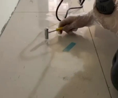 济阳瓷砖开裂维修公司专业分享瓷砖在铺贴前如果没有沥干水分，将会导致以下问题